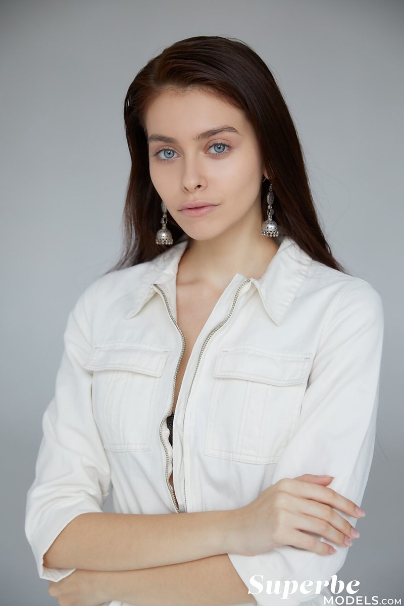 Полина, 18